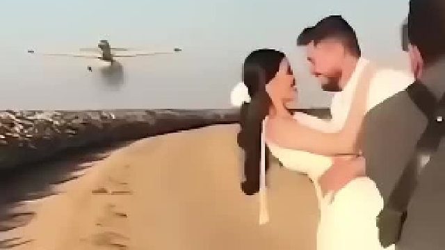 这个照相机一定很值钱。拍一个视频，还是那个保护我保护你。