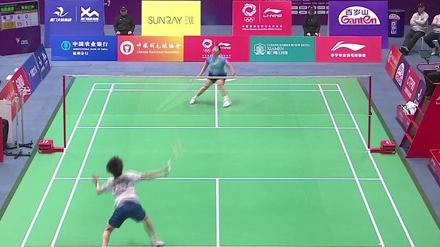 王祉怡在进攻端展现出极高效率，多次打出精彩的杀球和吊球，以15-3再胜一局