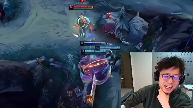 T1大战HLE扳回一局！kanavi经典脸探草丛送大的，Peyz直接五杀一波翻盘！米勒当场看笑了！