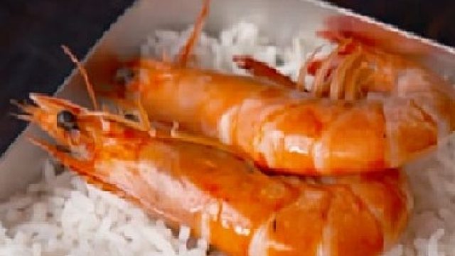 三个各怀鬼胎的人在农村玩盲盒吃饭挑战