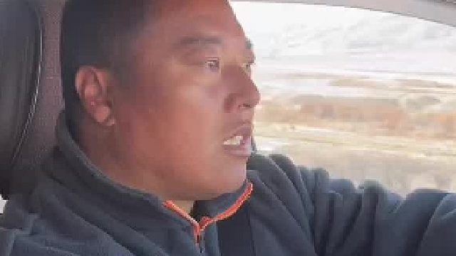 出租大哥开价100东北小姐姐 你结婚没了么 大哥心甘情愿情愿 降价