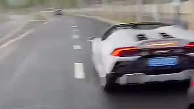 开跑车怎么也不穿雨衣啊