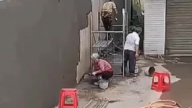 邻居家盖的房子，台阶太高了