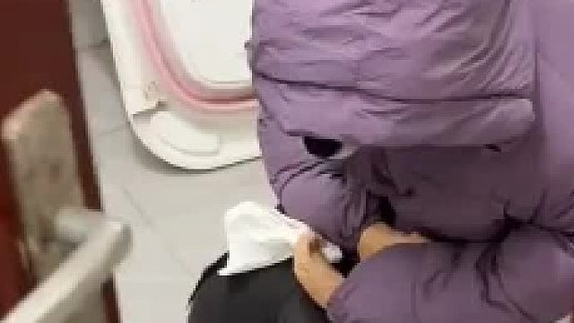 小孩姐让狗子装成自己上厕所，自己躲在浴盆下玩手机