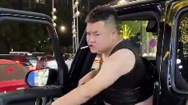 他是不是觉得他很帅