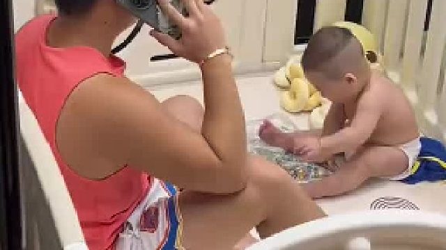 爷爷说想孙子了，于是爸爸马不停蹄的送过去，一秒钟也耽误不得