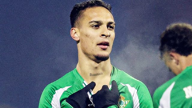 太优雅！安东尼凌空挑射破门，本赛季16场8球4助状态火热