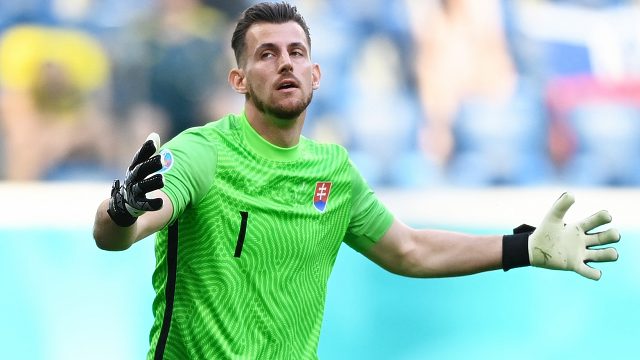 搞笑名场面：西班牙两收乌龙大礼，门将暴扣进自家大门！