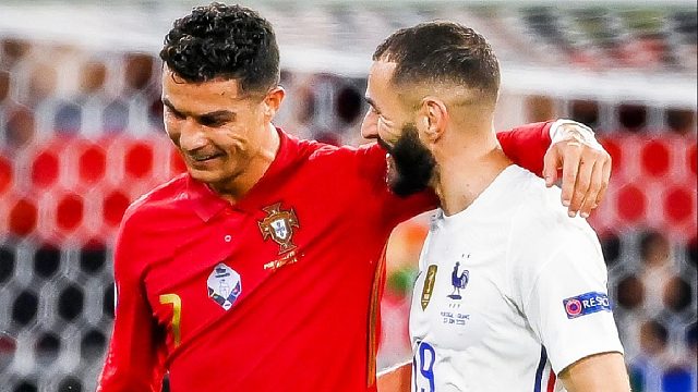 梦回皇马！C罗名场面：指挥本泽马回传，点射破门击掌庆祝