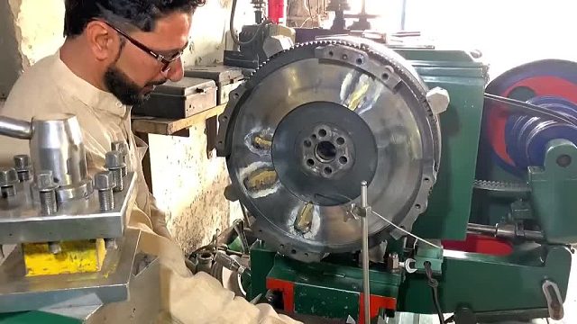 巴基斯坦师傅修复飞轮盘