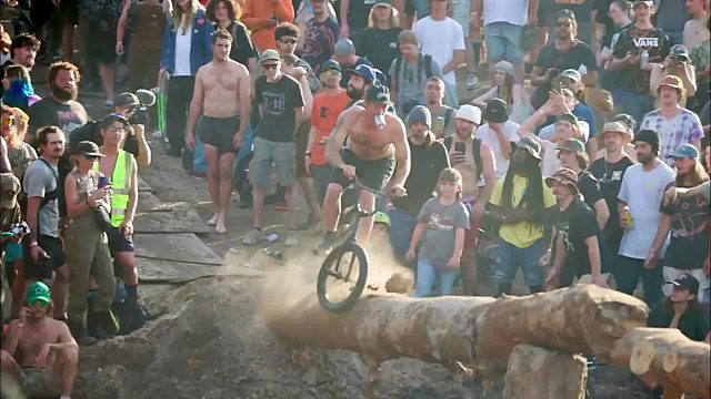 超硬核的猴骑行，只要通过独木桥，就能获得100美元的大奖