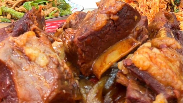 简单兑付一口，牛排炖粉条，辣椒肉丝，牛筋面