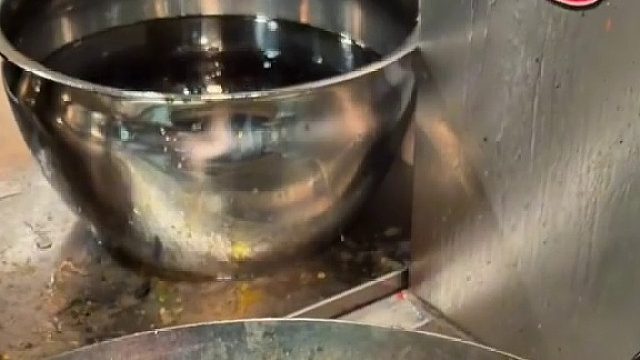 剪下去的瞬间。。。旁边店员脸都绿了。。。。