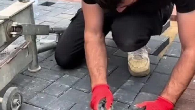 铺设地砖不仅解压也很考验技术