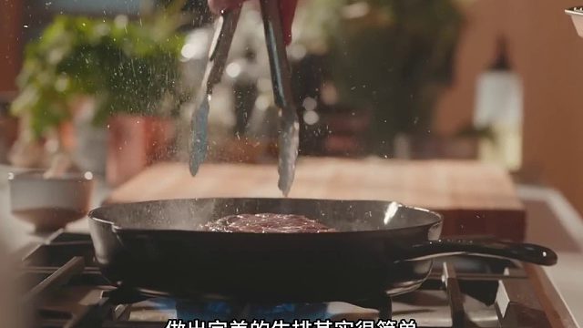如何做出完美的牛排讲了两种烹饪牛排的方法，黄油浇淋法、反向炙烤法。