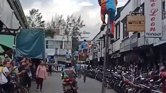 有趣的杂技团展示高超的技术