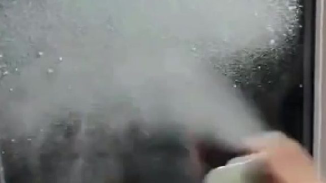 英国艺术家把冬日童话直接画在窗户上了谁路过这扇窗能不站住看两眼啊！这居然是英国艺术家Scott Wilcock直接画在玻璃上的作品！用人造雪喷雾 刮刀 硅胶刷搞