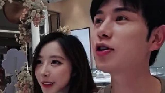 “爱本就是瞬息万变 永远只是助兴词”