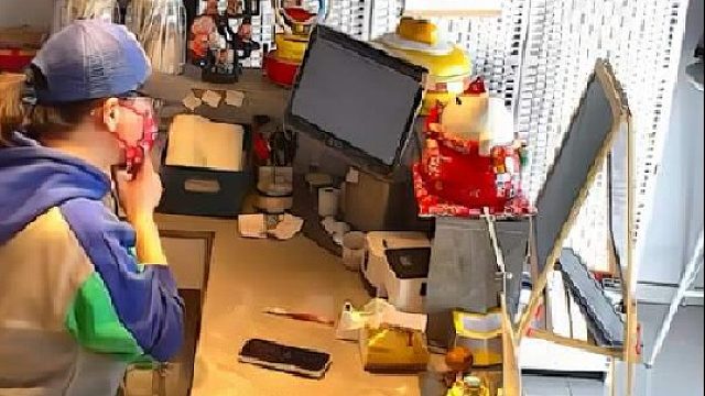 店家做错奶茶，外卖骑手一句话暖心化解