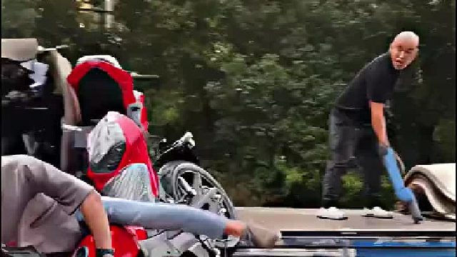 既然这么窄的可以摔倒！为什么不搞个宽一点的？铁这么贵吗