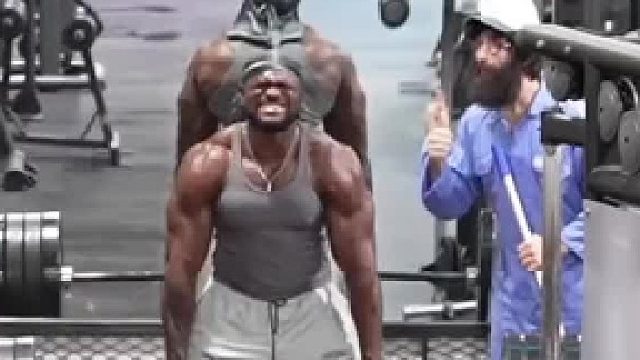 举重冠军伪装清洁工整蛊，一个动作被猛男狠狠凝视，他做了什么？