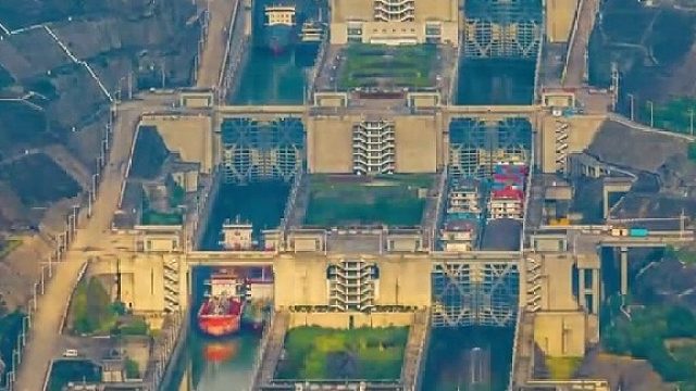 看三峡大坝五级船闸，轮船是怎样过江的