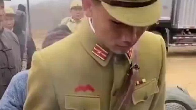 群众演员在剧组打饭,和明星的饮食,简直是天差地别!!