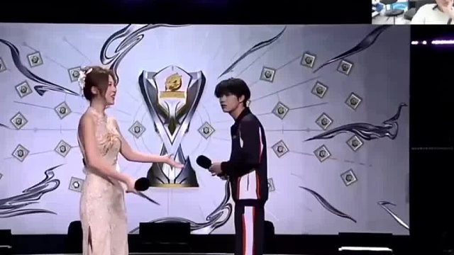 他是唯一在采访后与美女主持人握手的人 天云不禁笑了