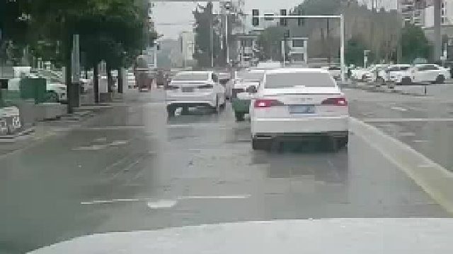 我这辈子最讨厌的就是两种人，一种是加我塞的，一种是不让我加塞的