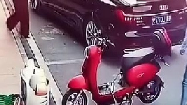 右边那么宽，电动车都没动，天王老子来了也是奥迪全责