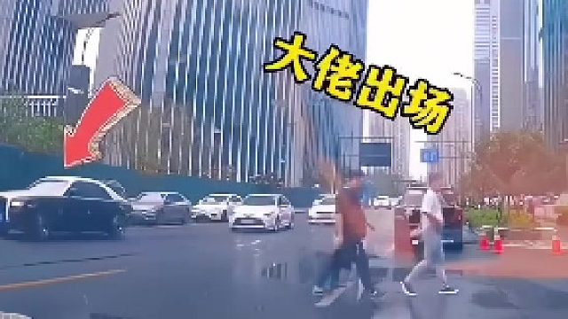 遇见豪车怂了，要是电动车，行人就不会这样