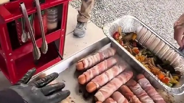 老墨热狗摊 给200个工人做热狗午餐