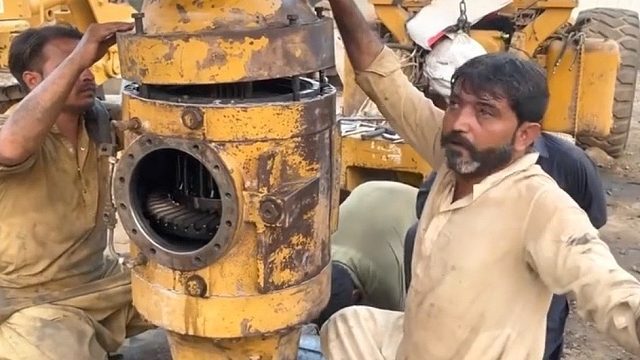 维修卡特装载机