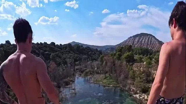 人生不过短短三万多天，再不疯狂就老了