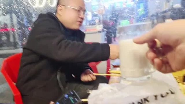 妹纸:喝跑了一个剩下2个也只敢喝椰奶了