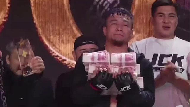 打赢比赛就能带走一百万他成为了双百万加金腰带