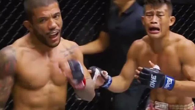 打赢对手并且哭泣着离场跪求请对手认输别打了