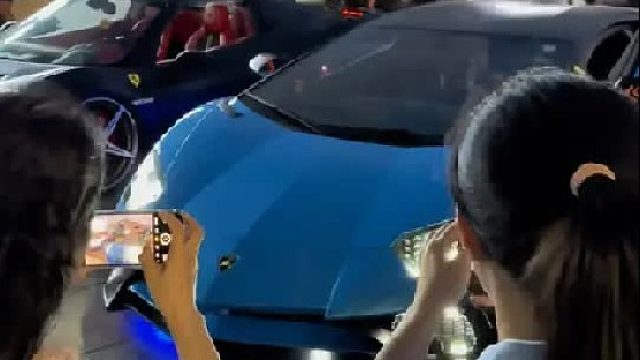 男女老少都不嫌弃说我非主流，真好 还拿零食来给大家分着吃