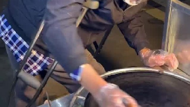 挑战让老板做一块钱的煎饼！他直接懵了