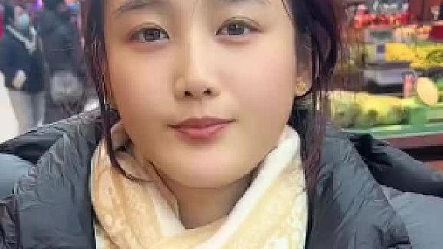 女子展示自己的三颗大门牙，这仨假牙承担了至少七成颜值