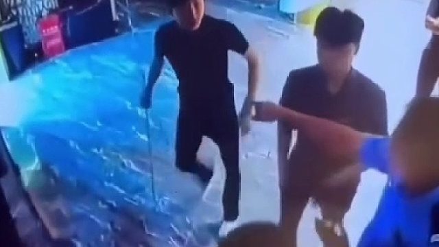 三棍打散社会混