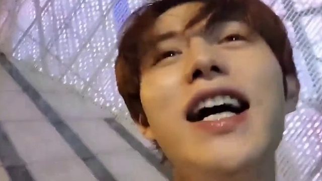 童锦程：人长的漂亮脚还香，真不错