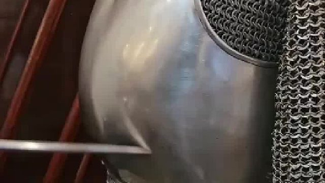 胸甲上的装饰和边缘处可以阻挡利器的攻击