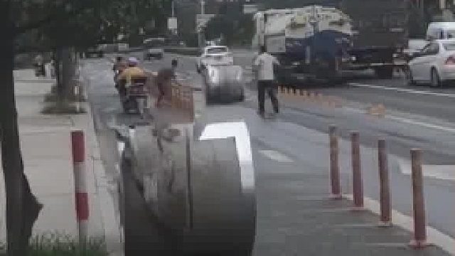 远处那俩人做的就很对，拿棍子放下面做减速，前面那个上手的是真心大