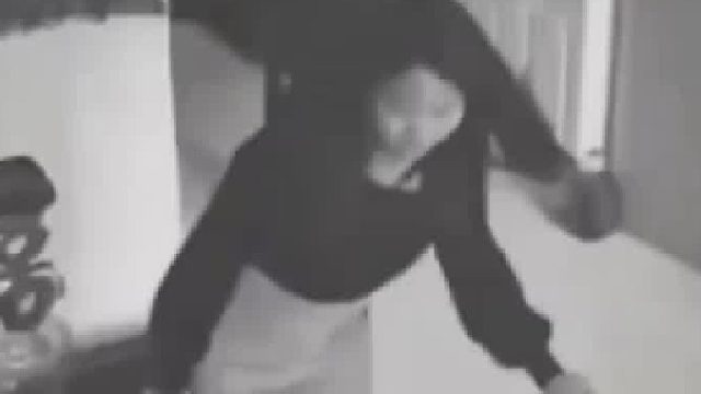 丈夫突然下班回到家，妻子赶紧找借口将他推到门外，慌慌张张的将床上的东西藏起来。