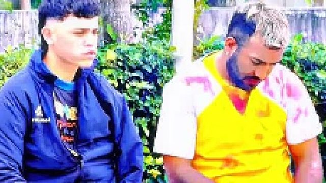 这哥们咋嘴唇红成这样