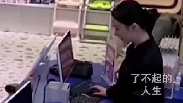 店员归还顾客背包，顾客却“不依不饶”。结局的逆转