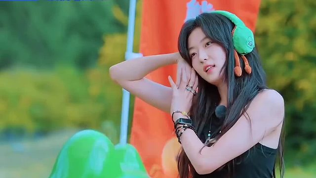 王安宇被黄景瑜那一句亲昵的“亲爱的”喊得瞬间呆住了，完全没反应过来！