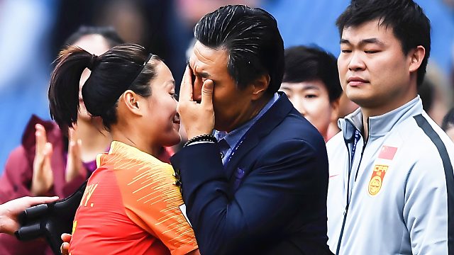 铁汉柔情！女足名场面：贾秀全罕见喜极而泣，世界杯艰难晋级