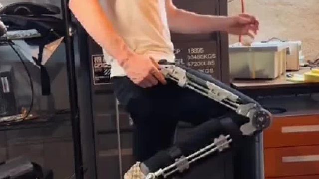 纯手工打造腿部外骨骼外形太酷了吧